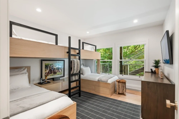3 Bedrooms Luxury room with land view