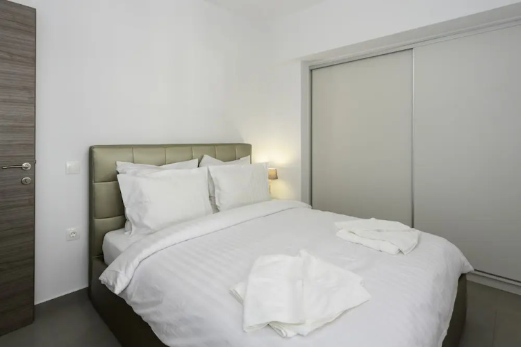 Flat with stunning views & prv parking