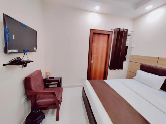 Perfect Stayz Dwarkesh - Near Railway station