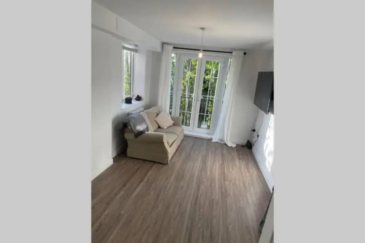 Croydon Gem Apartment - Fast train to the centre and free parking