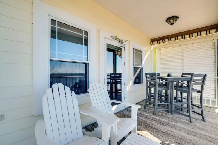 Oceanfront Oasis in Cedar Key w/ 2 Balconies!