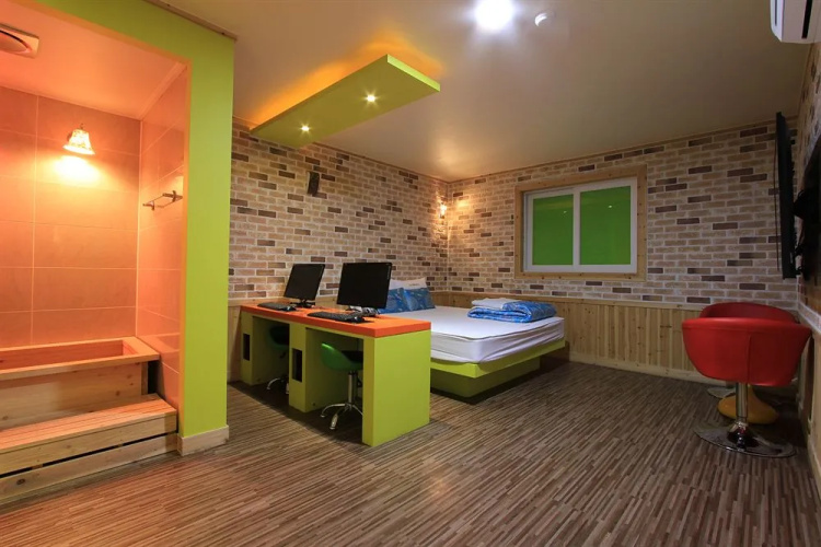 Hotel 369