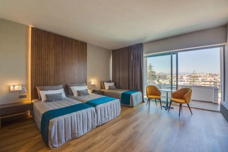 Triple room with balcony and with city view