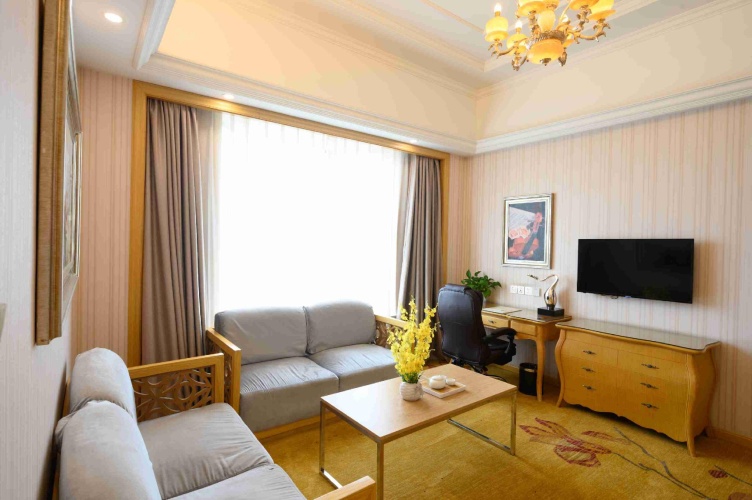 Deluxe Double Suite with street view