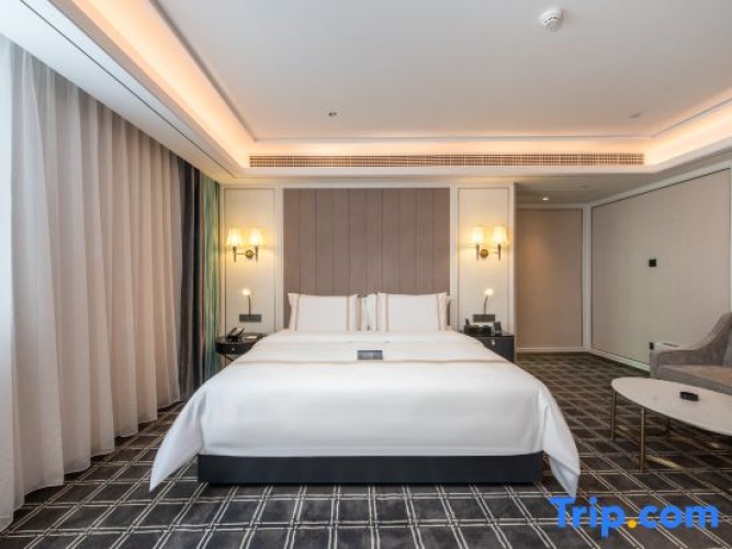 Deluxe Double Suite with street view