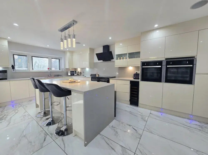House - Sleeps 16, Parking, Pets Allowed & Jacuzzi