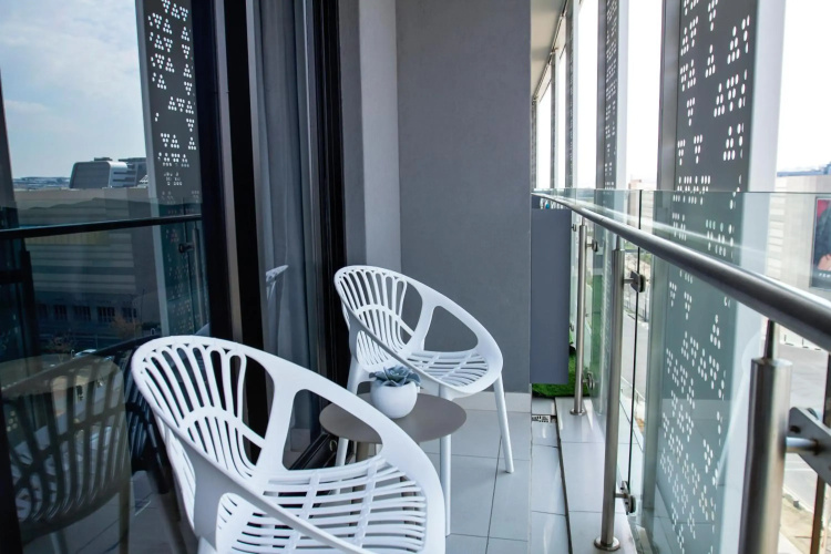 Ellipse Waterfall Executive Apartment - 612