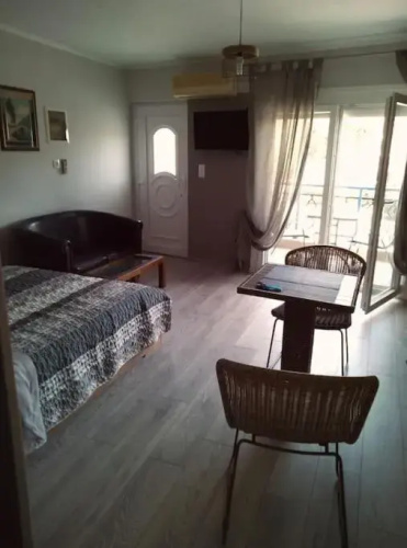 Minimal & cozy ΣΤΟΥΝΤΙΟ ΜΕ ΔΩΡΕΑΝ ΧΩΡΟ ΣΤΑΘΜΕΥΣΗΣ