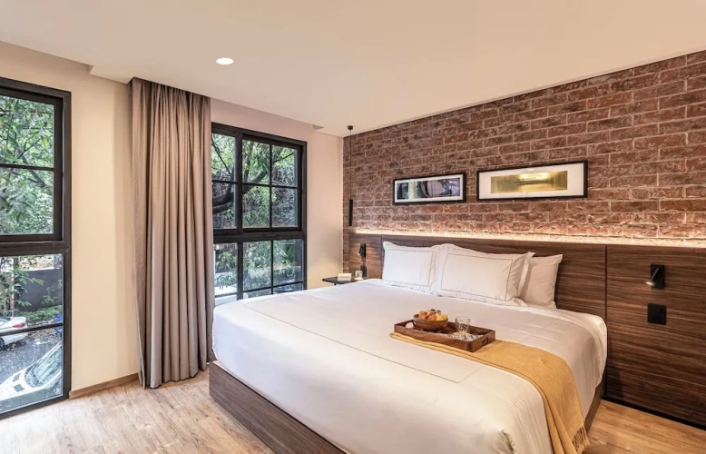 Double Suite with street view