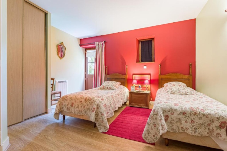 Standard Twin room with garden view