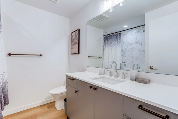 Modern Seattle Townhome: Walk to Light Rail!