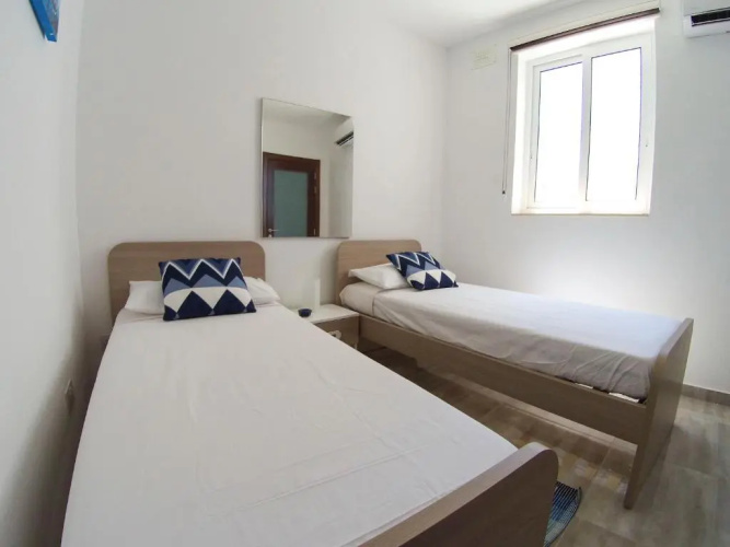 F11-2 Room 2 single beds shared bathroom in shared Flat