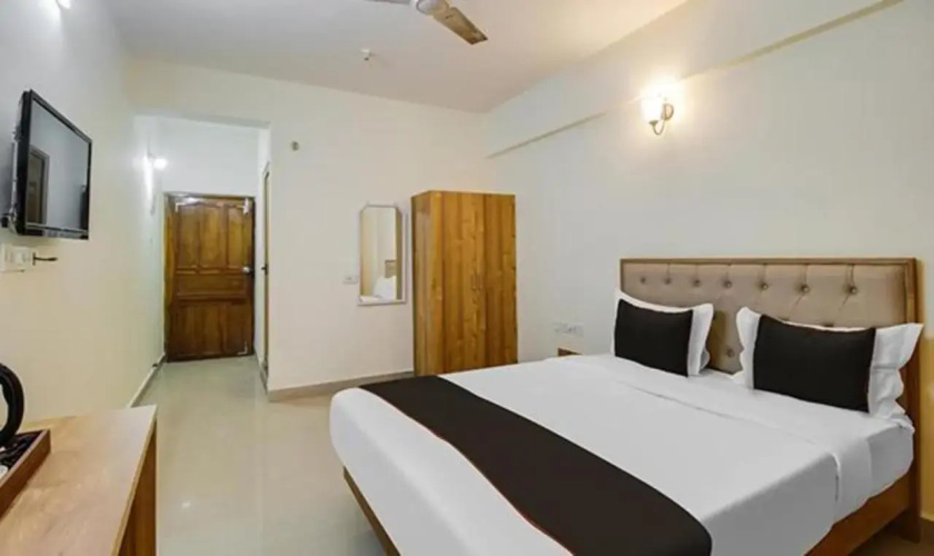 FabExpress De Classio With Pool - Nr. Candolim Beach