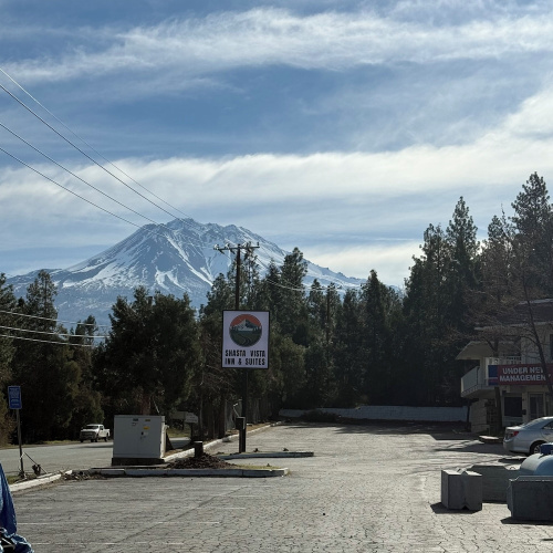 Shasta Vista Inn & Suites - Mount Shasta, CA