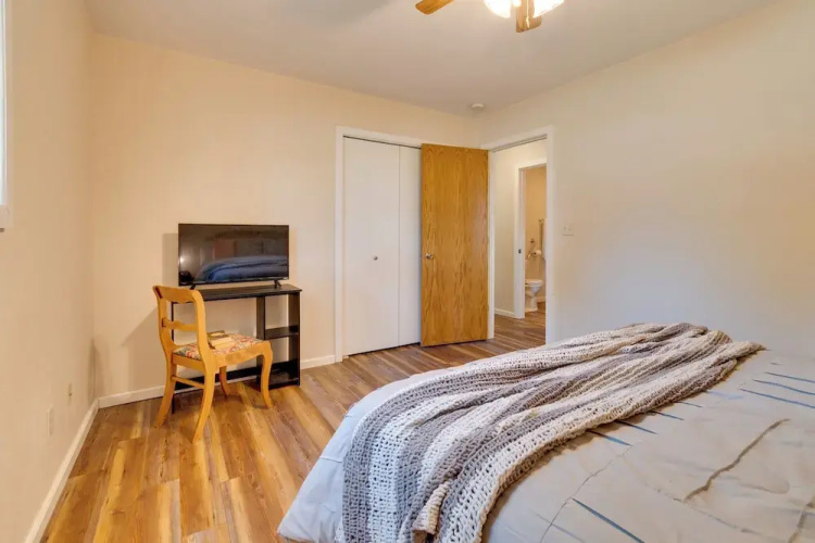 Pet-friendly Home ~ 9 Mi to Effingham nr I-exit!