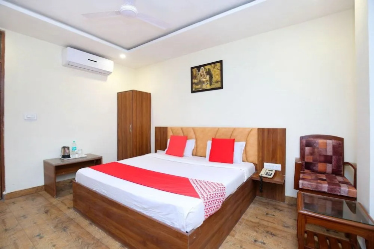 OYO 24442 Amaze Inn