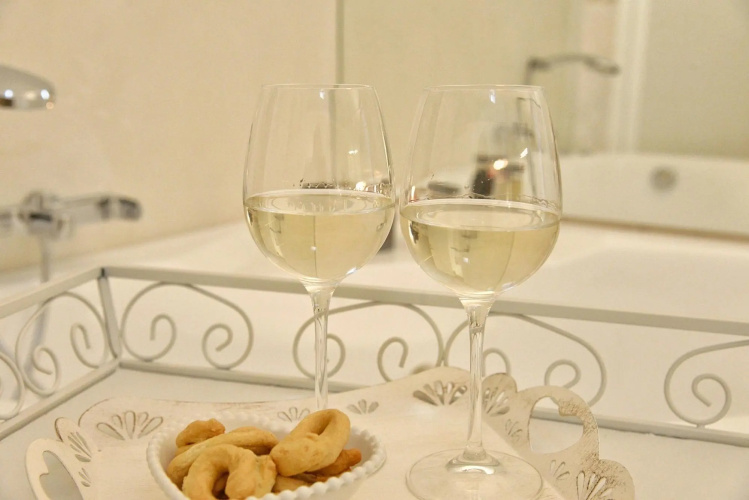 suite with Jacuzzi, central location, suitable for couples-Suite Vitti 5