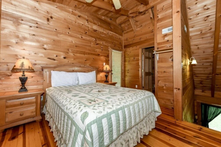 Creekside 2 Bedroom Cabin by RedAwning