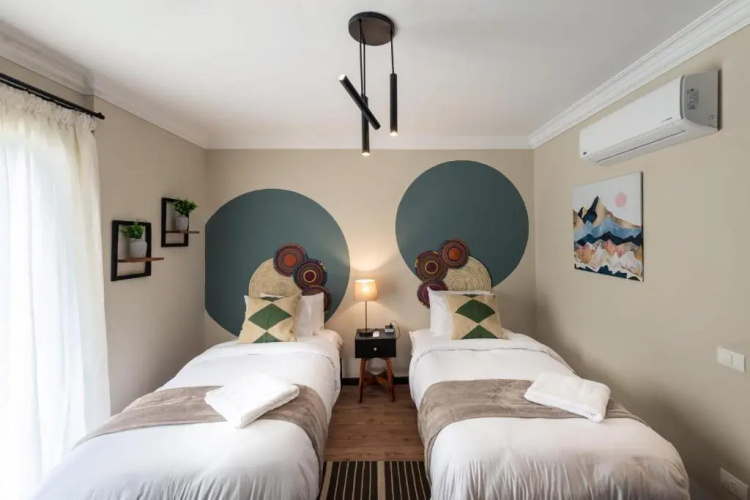 Waterfront Designer 2br W/ Pool Access - 5 Min To Airport