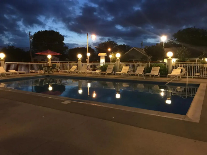 Cape Harbor Motor Inn