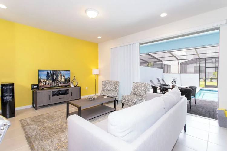 Splendid 5 Bd w Screened Pateo Pool Windsor Westside 8921