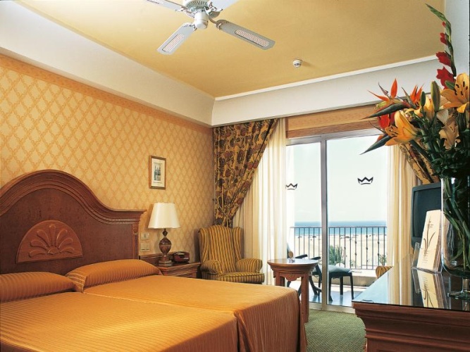 Twin room with sea view