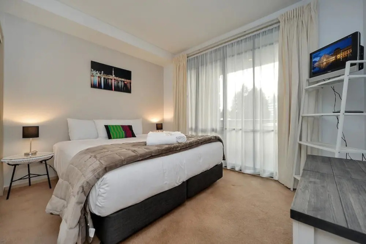 QV Modern Apartment with carpark - 674