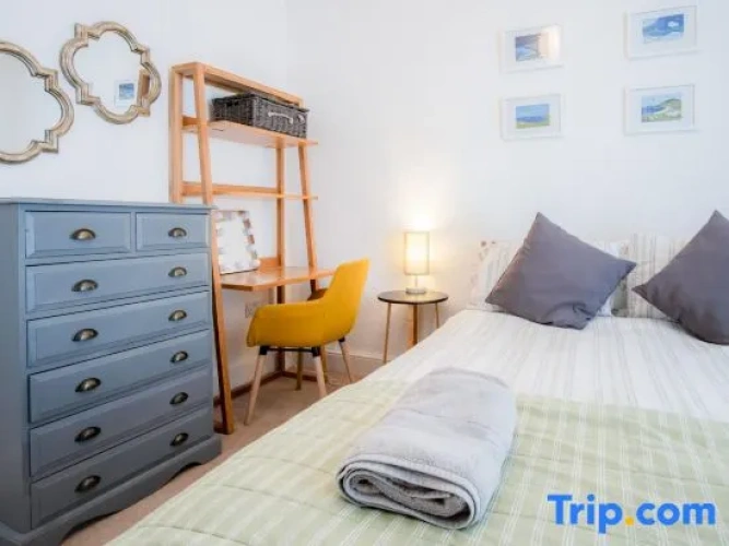 5 Bedrooms Apartment