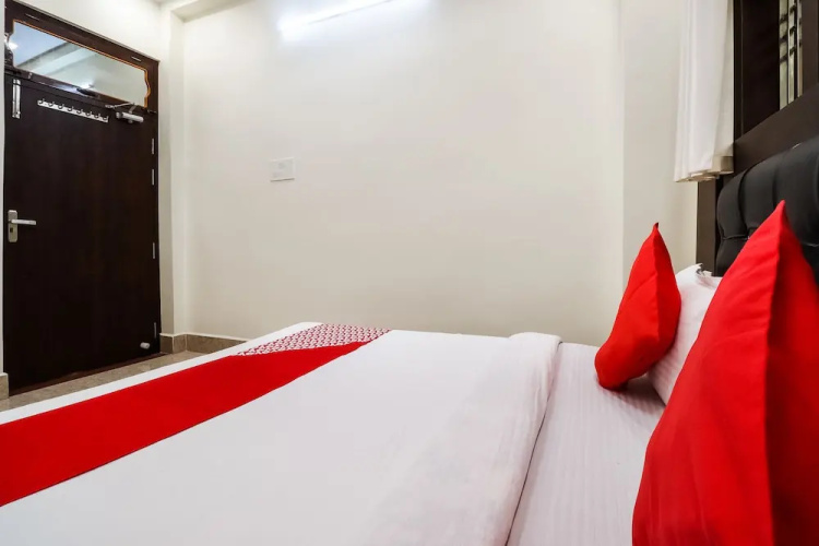 OYO 48057 Peace Inn