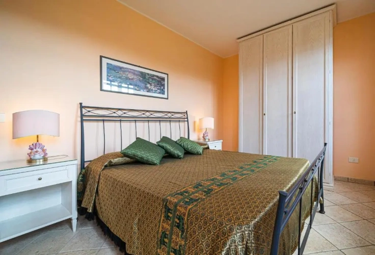 5 Bedrooms Villa