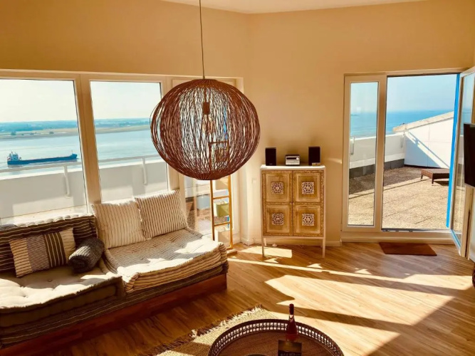 COAST HOUSE Sky Suite