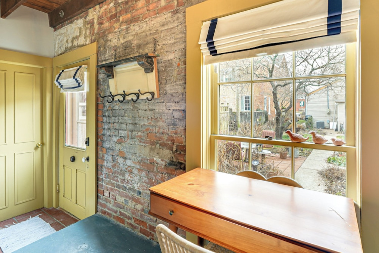 1 Block to Main St: 'second Street Carriage House'