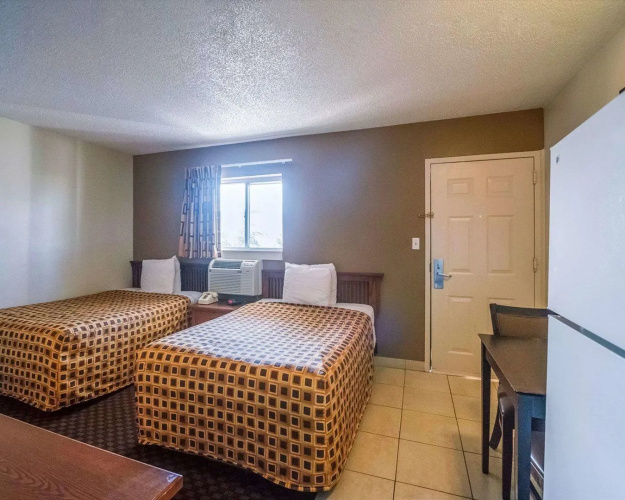HomeTowne Studios by Red Roof Orlando South