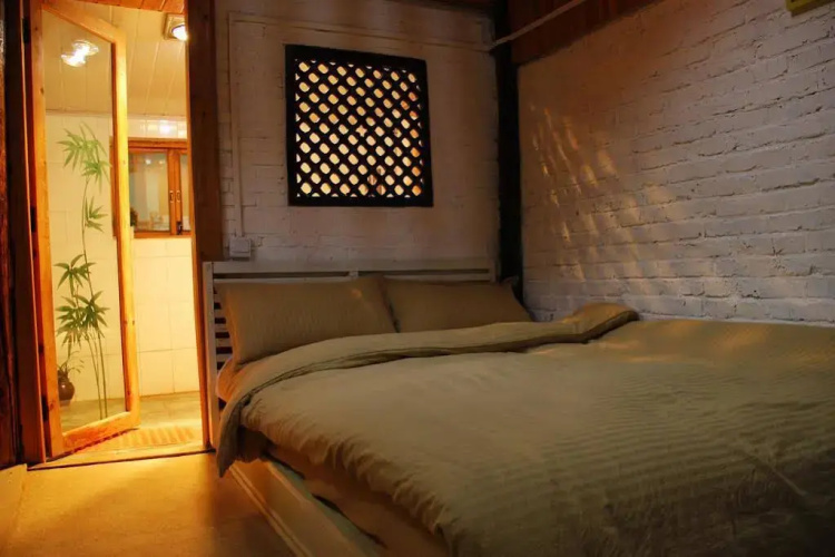 E-Outfitting Moon Hostel