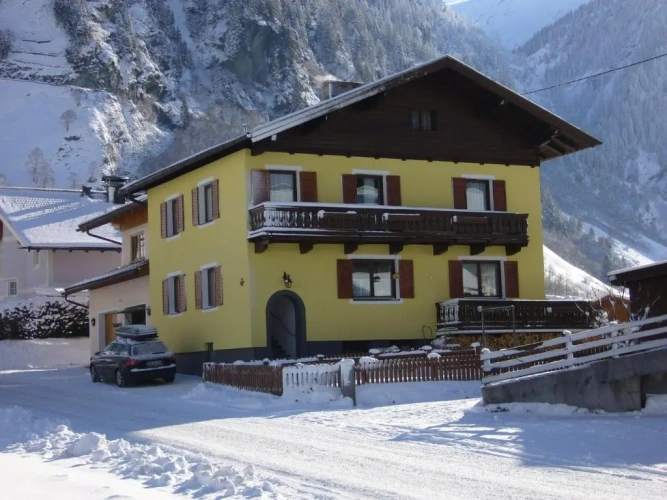 3 Bedrooms Apartment