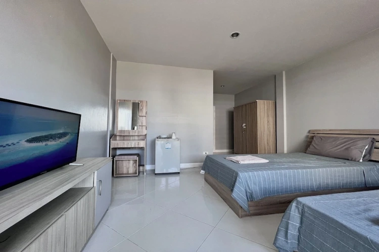 Standard Twin room with balcony and with partial sea view