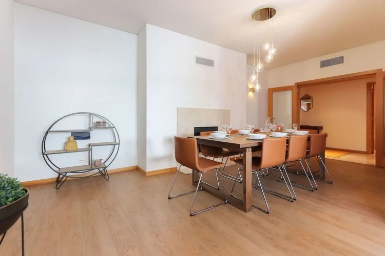 4 Bedrooms Apartment