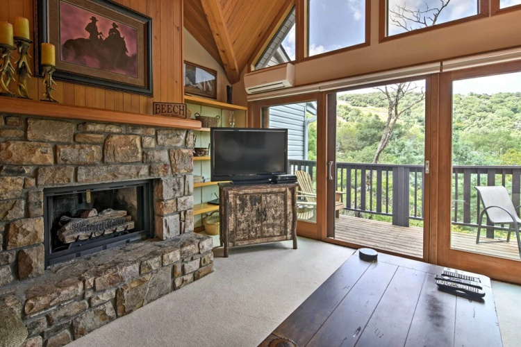 Beech Mountain Condo w/ Balcony, Walk to Resort!