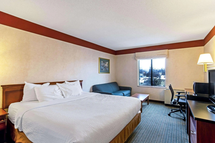 La Quinta Inn & Suites Burlington photo 31