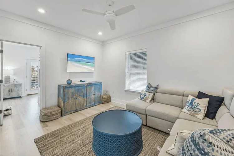 All Decked Out by Avantstay Pool & Private Beach Access, Bikes Provided