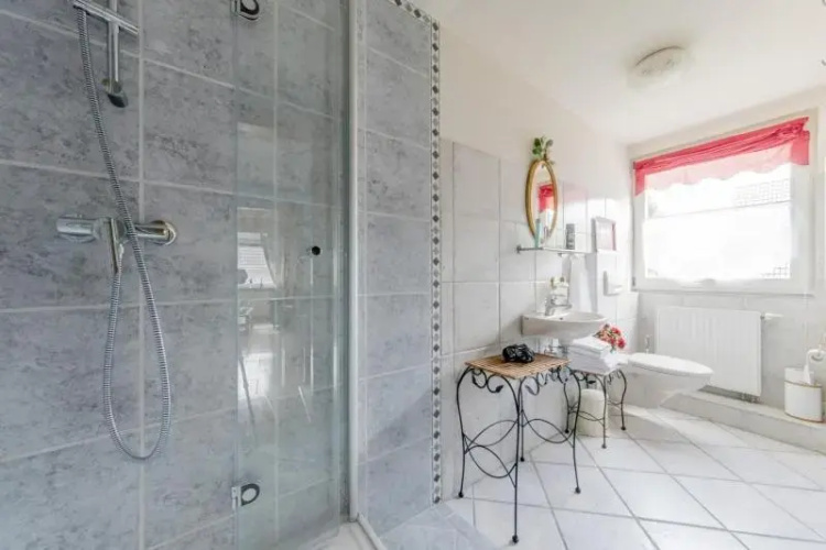 6446 Private Twin-Room with own bath room
