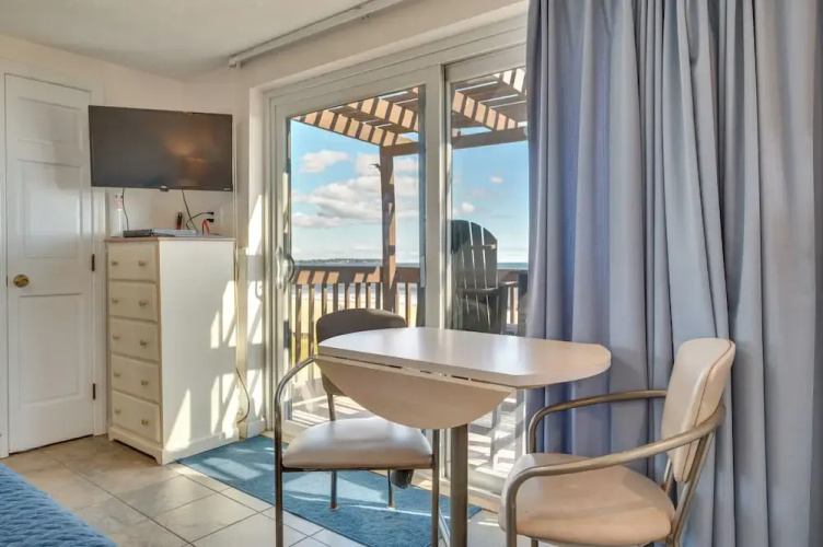 'beachfront 12' Condo on Old Orchard Beach