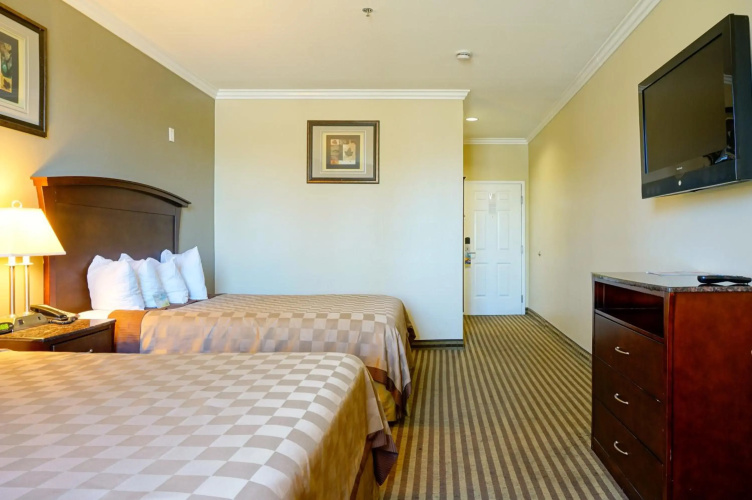 Harbor Inn & Suites