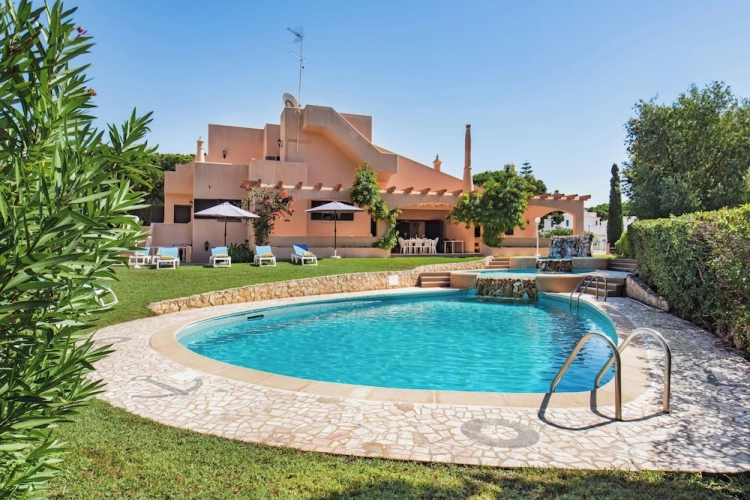 5 Bedrooms Villa