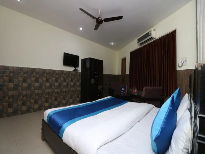 OYO 9848 Hotel Dev Palace