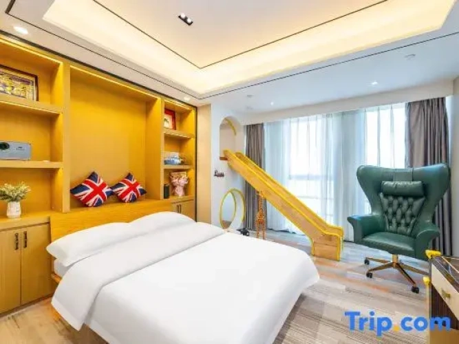 2 Bedrooms Standard Family room with city view