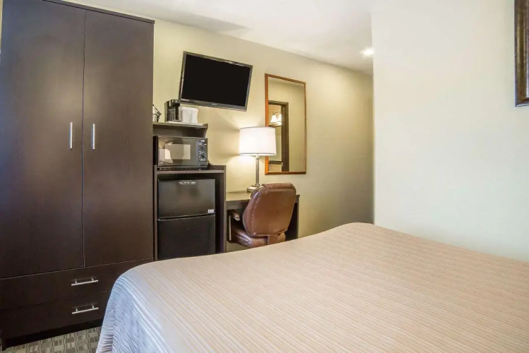 Econo Lodge Inn And Suites