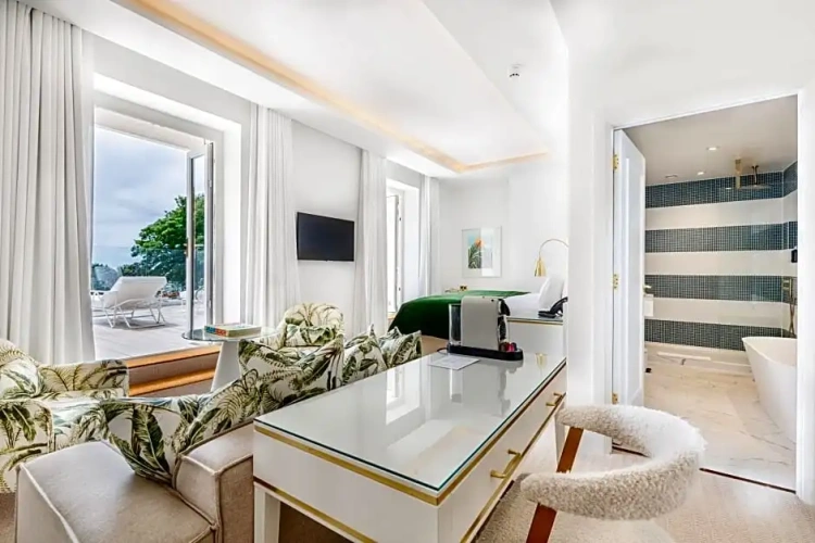 Suite with balcony