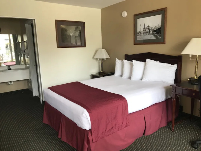 Carmel Inn & Suites