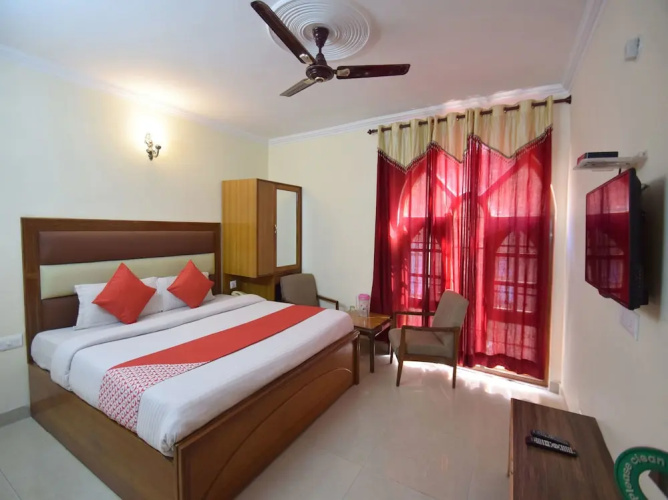 OYO 10229 Hotel Crystal